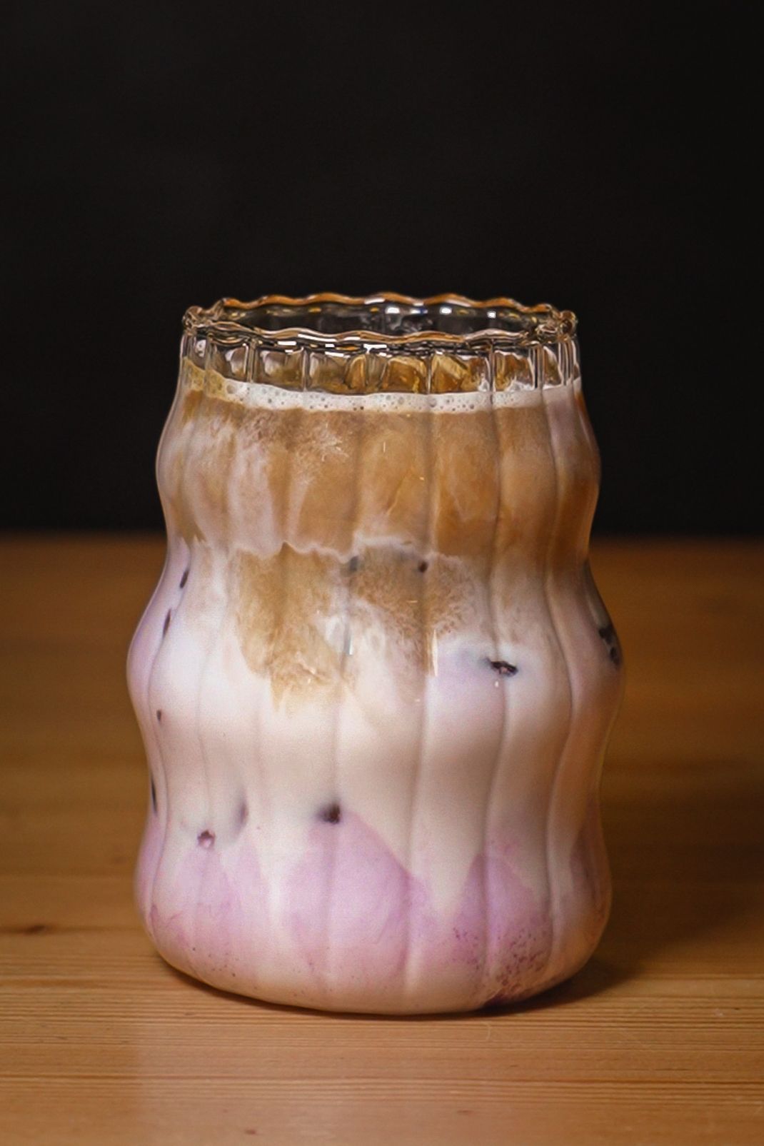 jeges ube latte bordázott pohárban, kávéval
