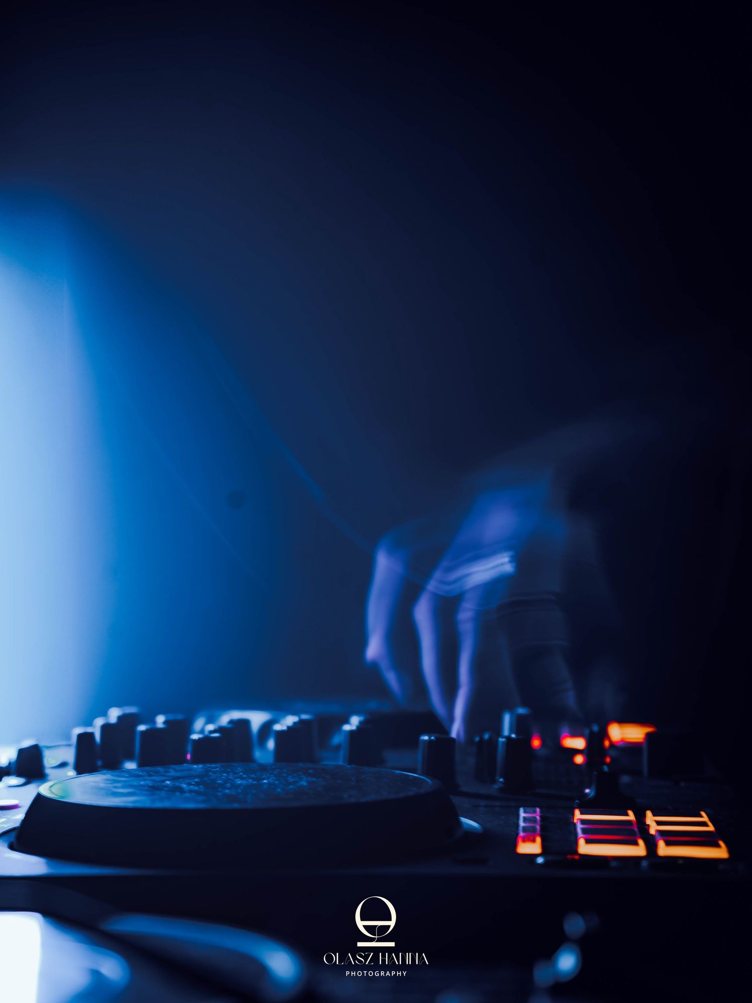 DJ pult világító gombokkal kék füstös klubhangulatban