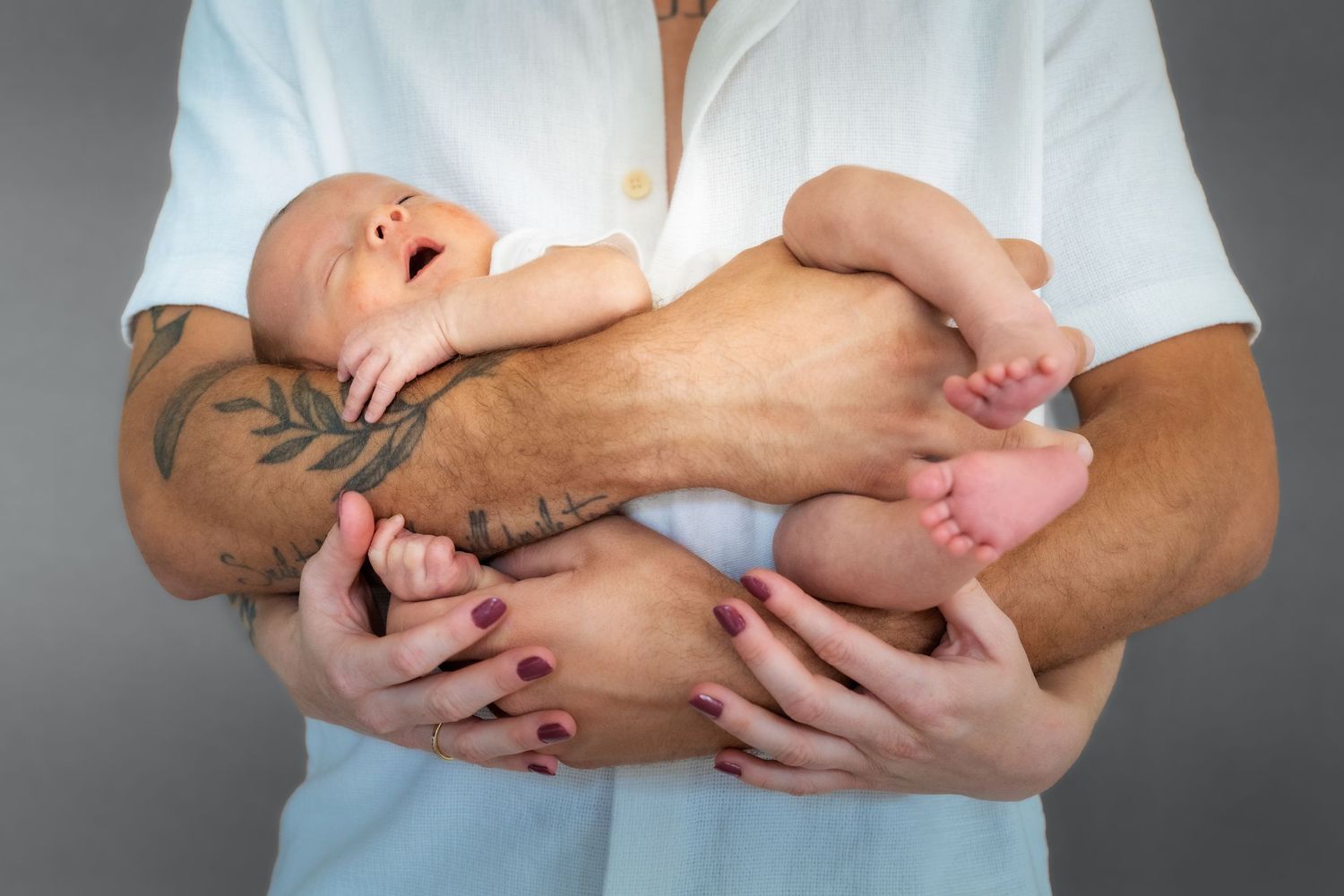 Photographie d'une famille & Nouveau-né pris par Horizon Studio - Photographie à Schleithal en Alsace.