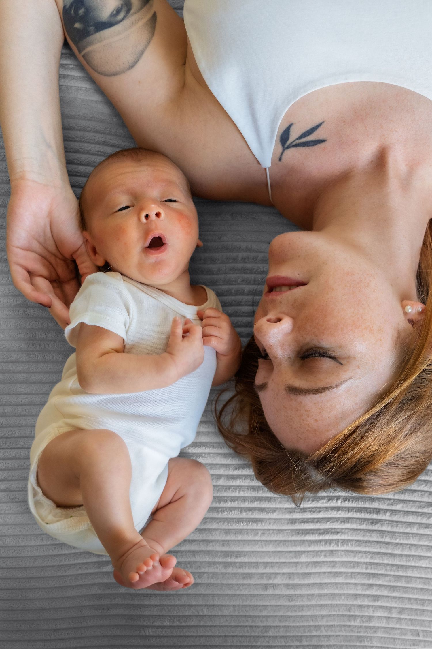 Photographie d'une famille & Nouveau-né pris par Horizon Studio - Photographie à Schleithal en Alsace.