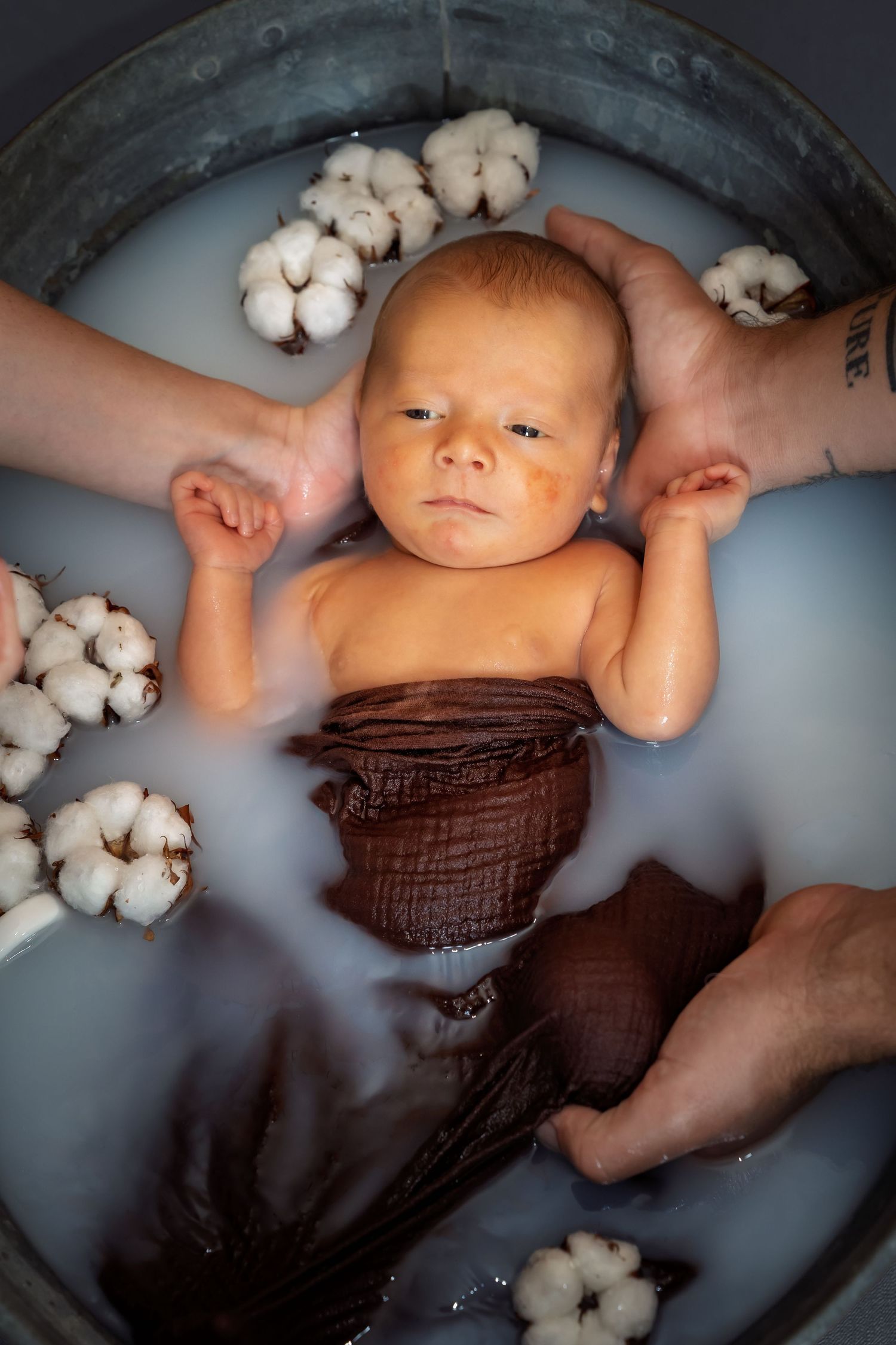 Photographie d'une famille & Nouveau-né pris par Horizon Studio - Photographie à Schleithal en Alsace.