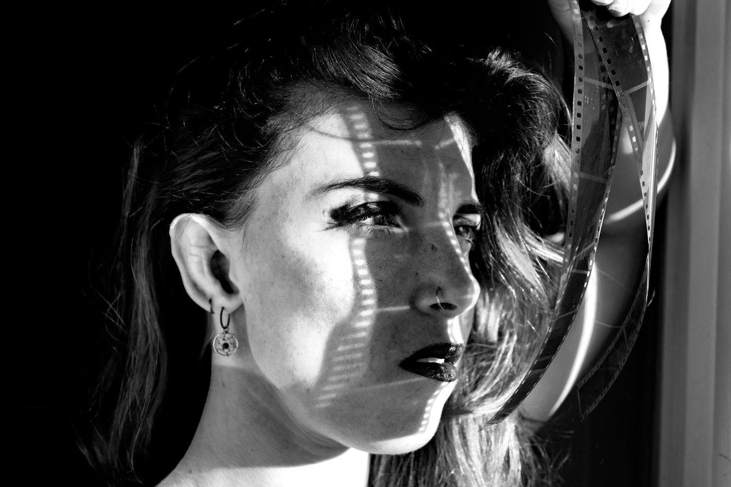 Retrato  de estilo clásico, destacando el juego de luces y sombras, capturado con una estética de fotografía de autor en Huelva Menos es más