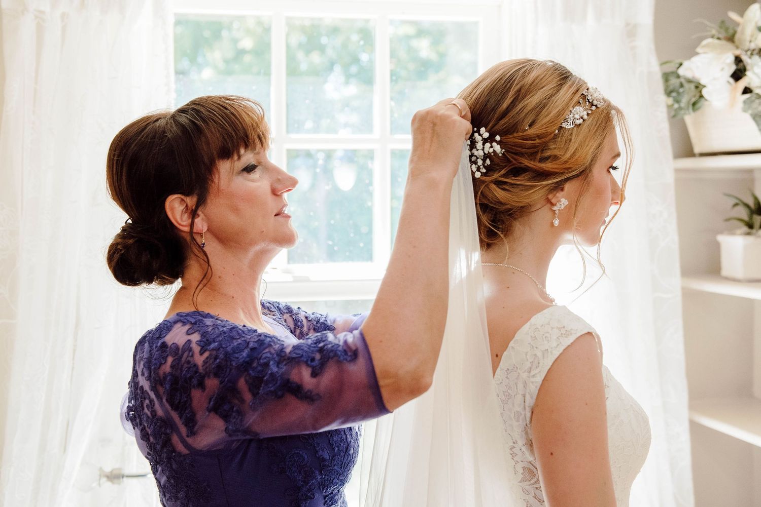 The brides mother putting her veil on at Paletta Mansion