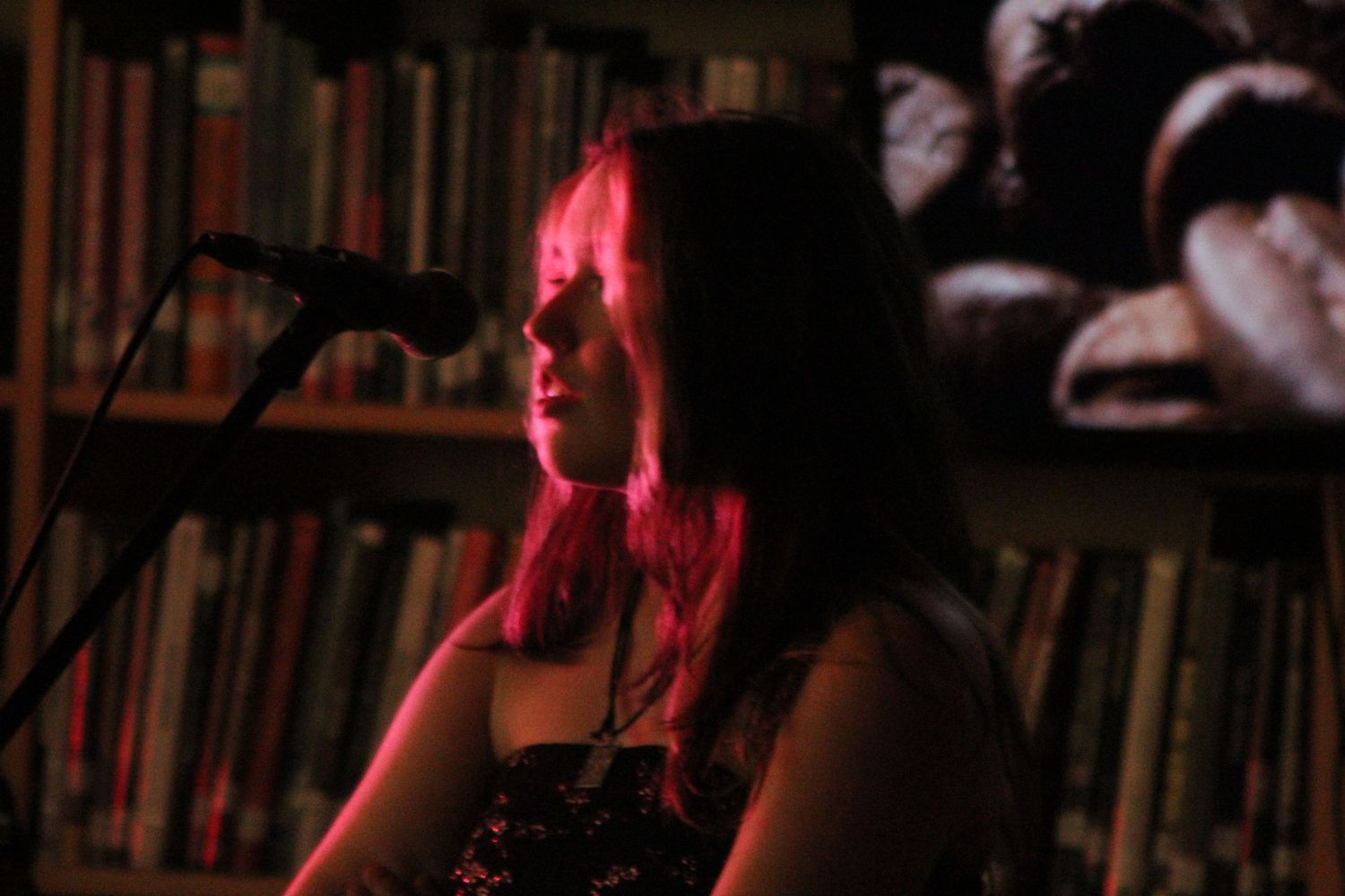 girl singing for Hamburg high school java jam event
