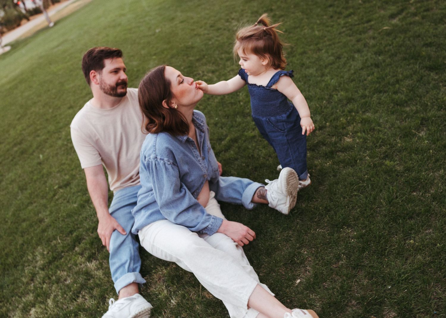 Maternity photography capturing authentic moments with couples and families in a natural, emotional, and timeless style.