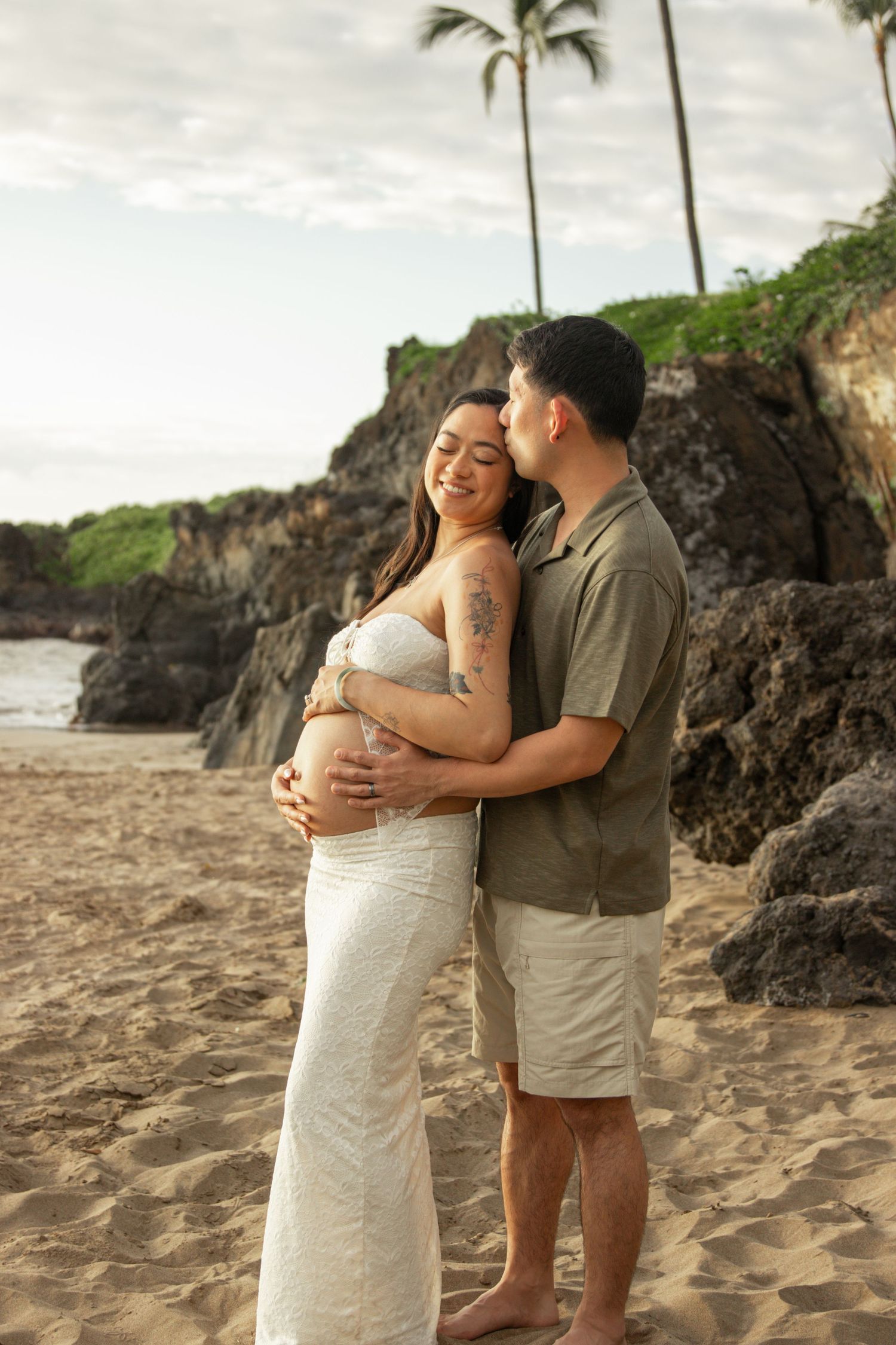 maternity photoshoot on a beach in maui