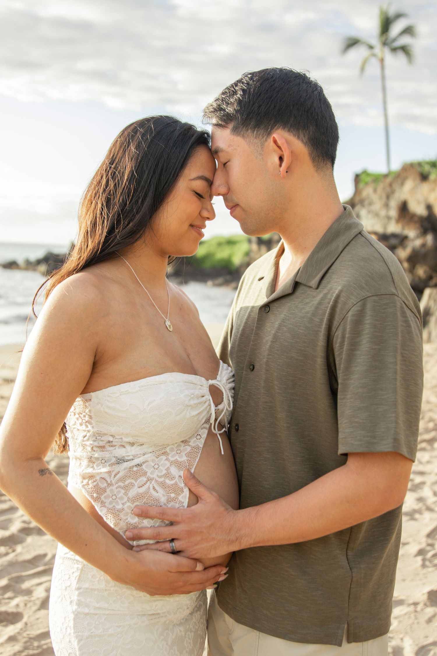 maternity photoshoot on a beach in maui