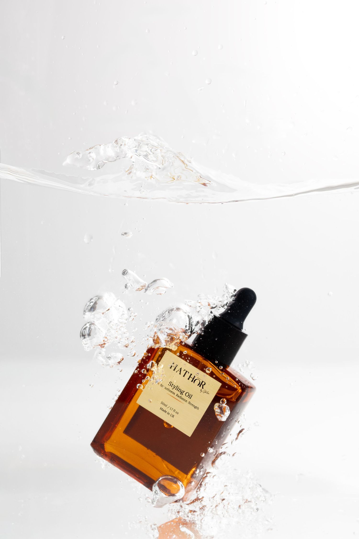 water splash shot taken by UK Product photographer Glow Studio Yalda