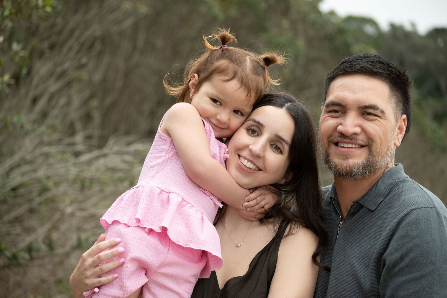 Family photoshoot at an auckland beach.