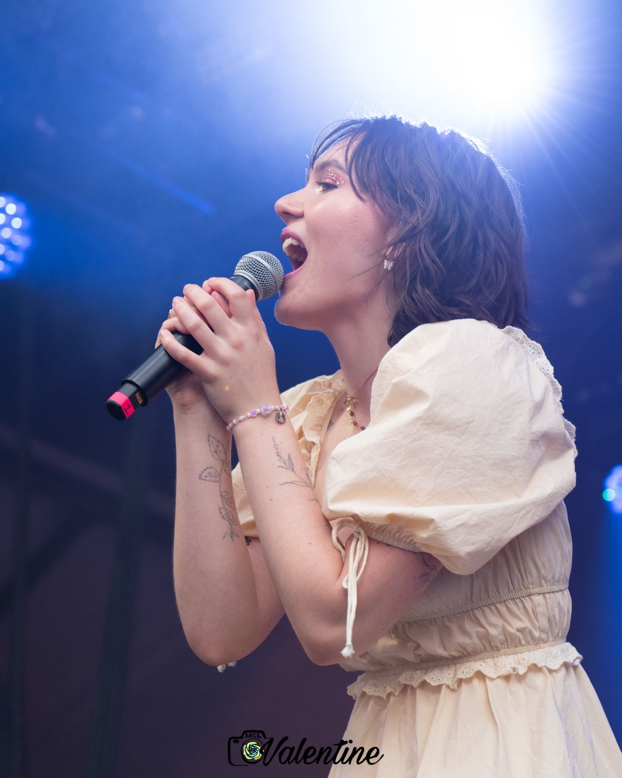 Musician Jessy Lindsay singing