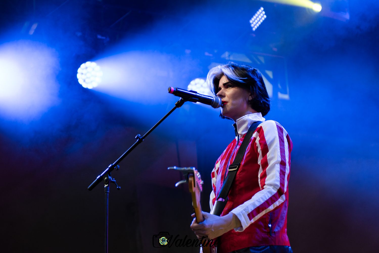 Bec Sandridge playing guitar and singing