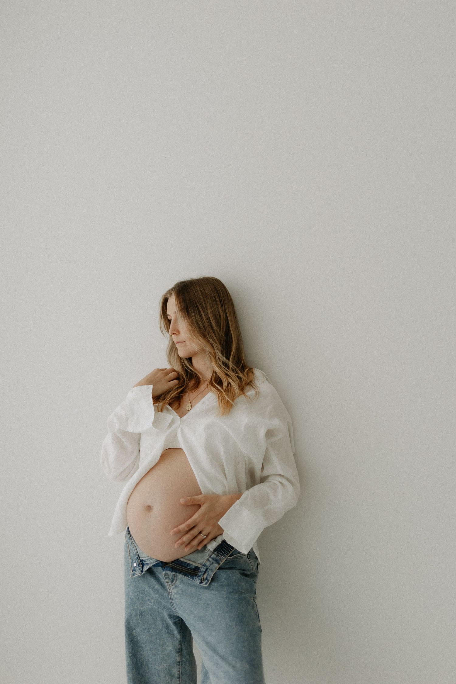 Studio maternity session Peregian Beach Studio. Kirsty Beaumont Photography. Pregnancy shoot and bump to baby Noosa