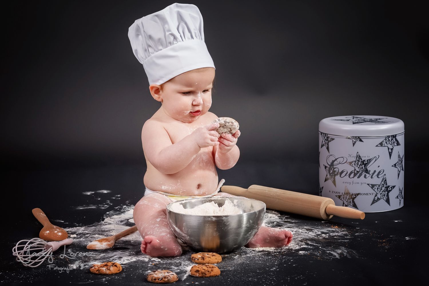 Baby als Bäcker mit Mehl, Joyful Chaos Shooting Jacky Lorenz Plaidt