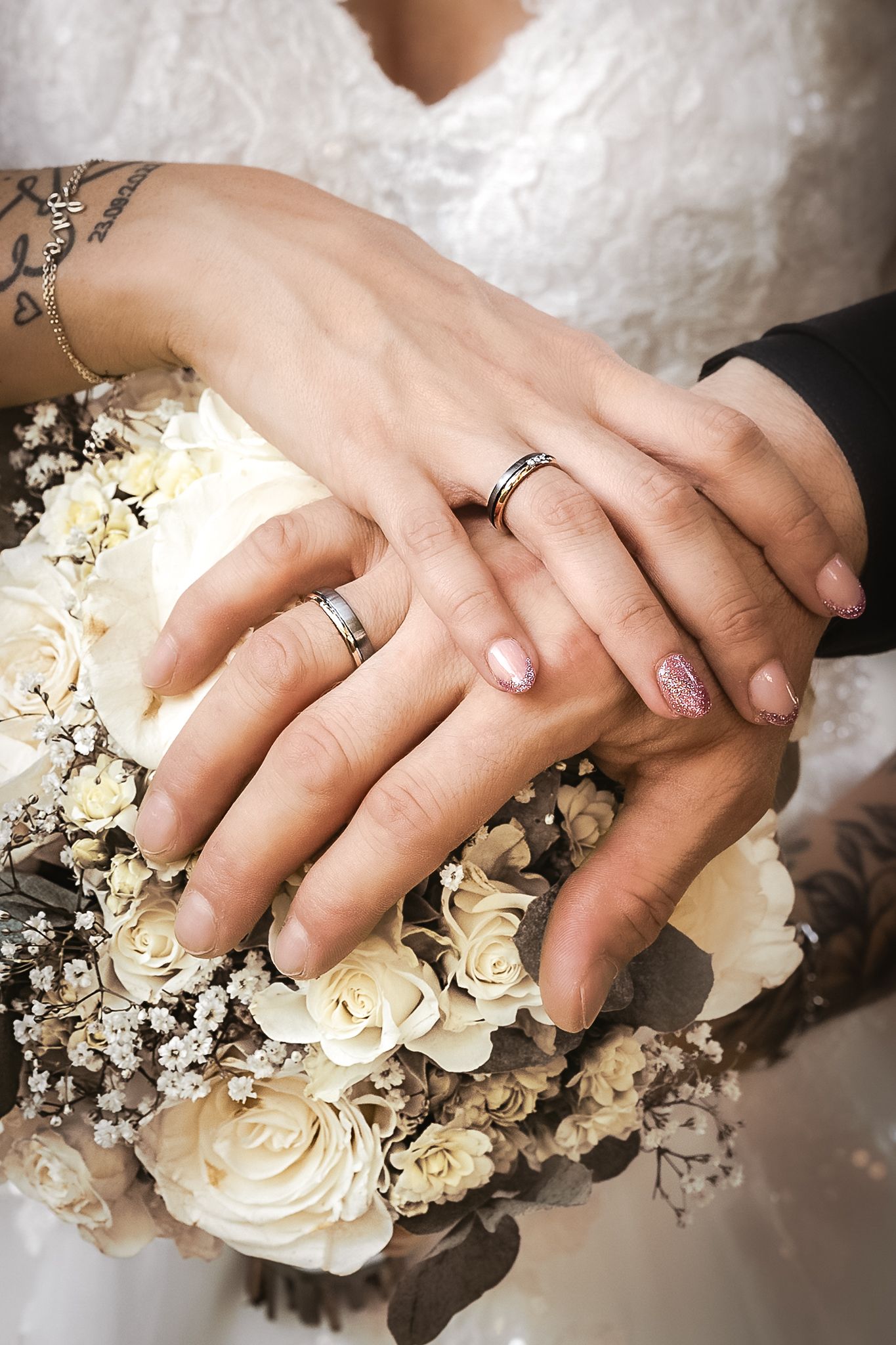 Nahaufnahme Hände mit Eheringen auf Blumenstrauß, Hochzeitsfotografie Jacky Lorenz Fotografie Plaidt, Koblenz und Umgebung