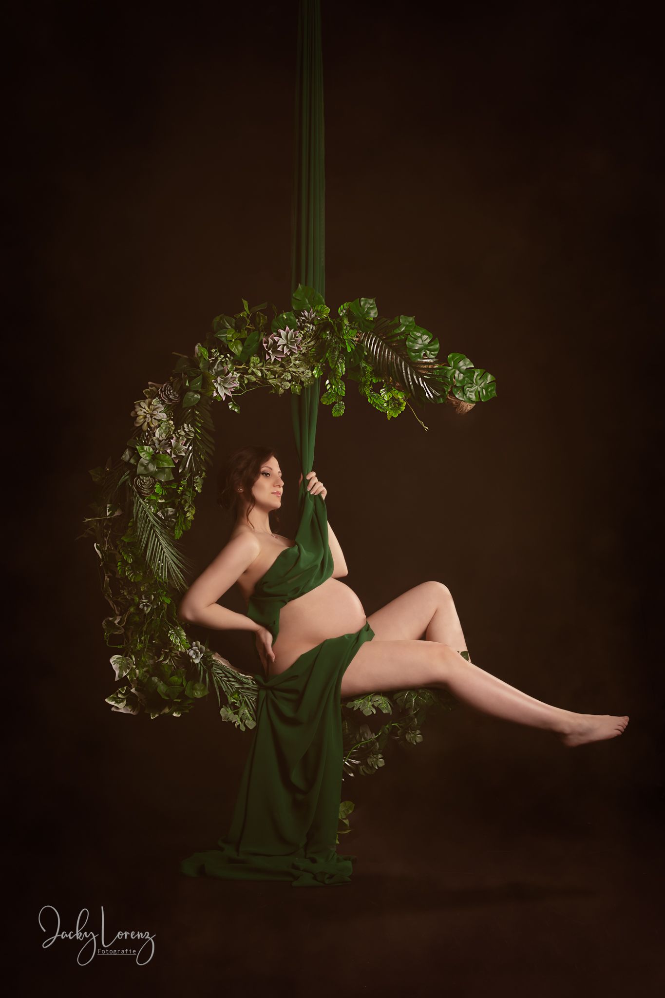 Schwangerschaftsfoto Frau in hängender Schaukel mit Blumen, Babybauch Shooting Jacky Lorenz Fotografie Plaidt, Koblenz und Umgebung