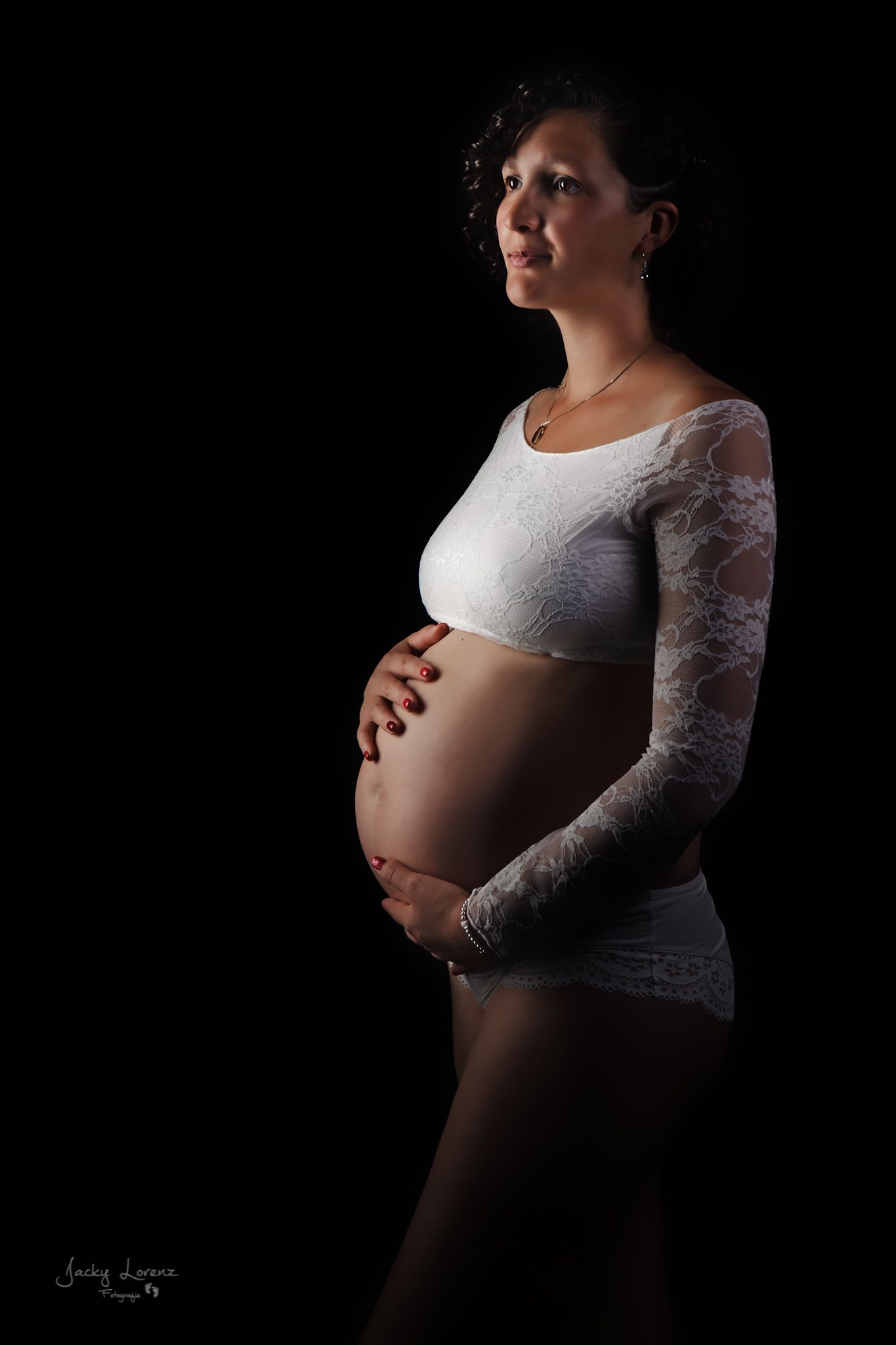 schwangere Frau in weißer Spitze, Babybauch Shooting Jacky Lorenz Fotografie Plaidt, Koblenz und Umgebung
