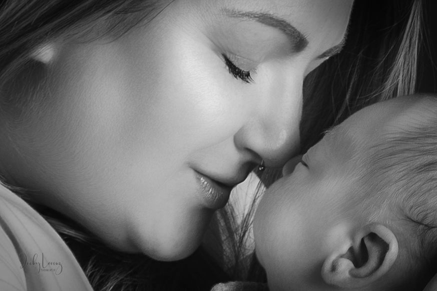 zärtliche Momente zwischen Mutter und Neugeborenem, Newborn Shooting Jacky Lorenz Fotografie Plaidt, Koblenz und Umgebung