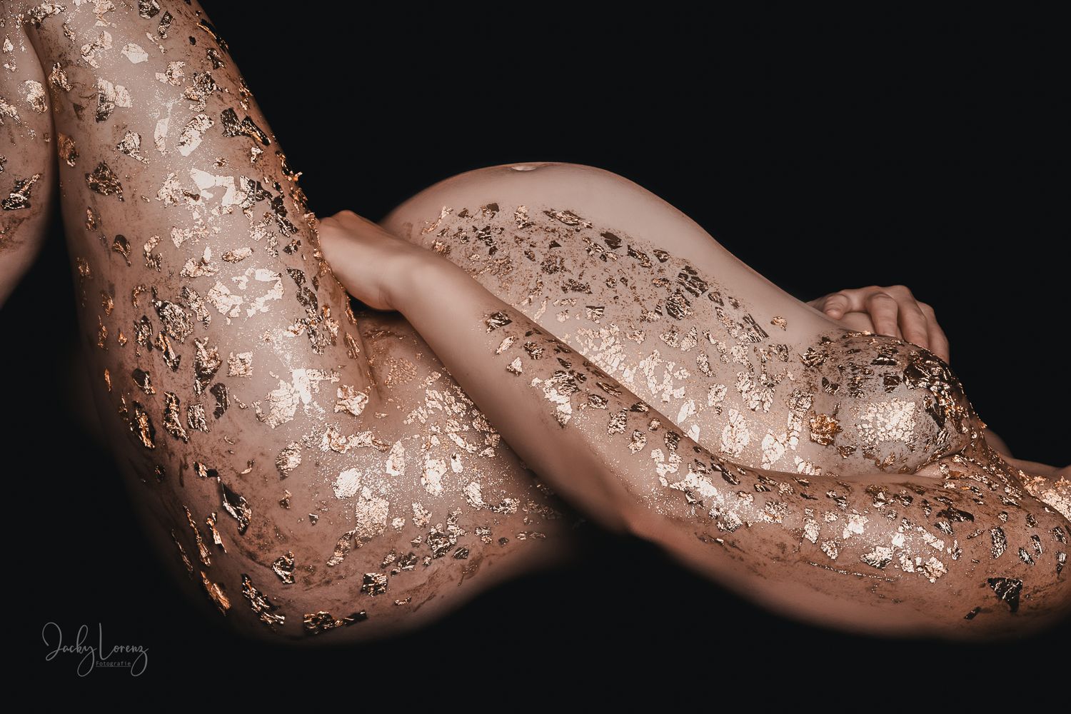 Schwangere liegend, Babybauch vergoldet, Babybauch Shooting Jacky Lorenz Fotografie Plaidt, Koblenz und Umgebung