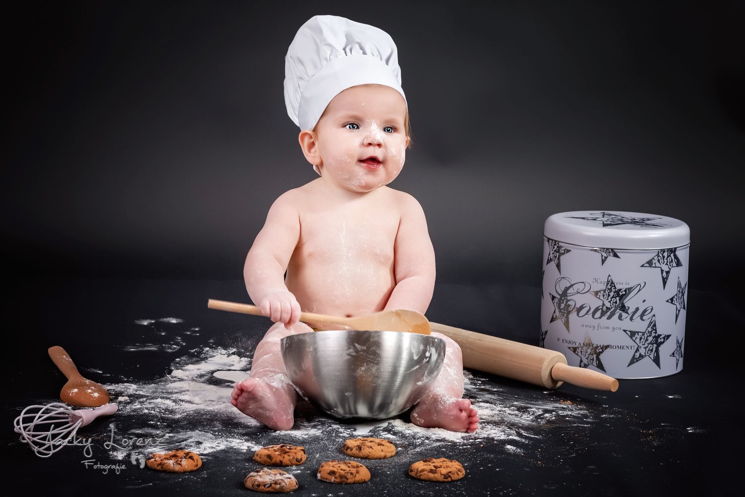Baby als Bäcker, Baby mit Spaghetti, Babyshooting, Babyfotografie Jacky Lorenz Fotografie, Plaidt, Koblenz, Neuwied, Westerwald und Umgebung