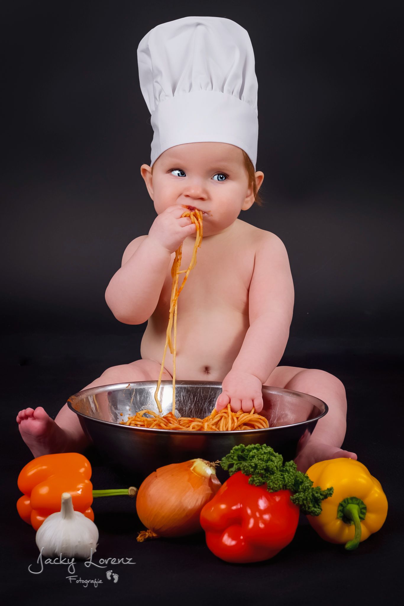 Baby mit Spaghetti, Babyshooting, Babyfotografie Jacky Lorenz Fotografie, Plaidt, Koblenz, Neuwied, Westerwald und Umgebung