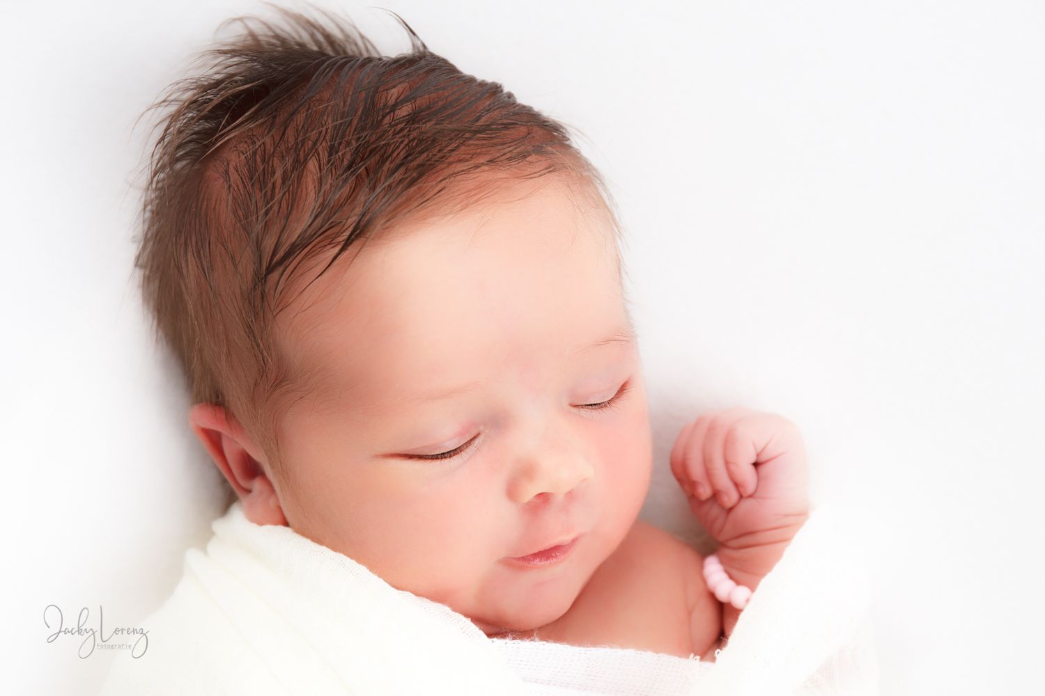 Minimalistisches Foto, ein friedlich schlafendes Neugeborenes,  Newborn Shooting Jacky Lorenz Fotografie Plaidt, Koblenz und Umgebung