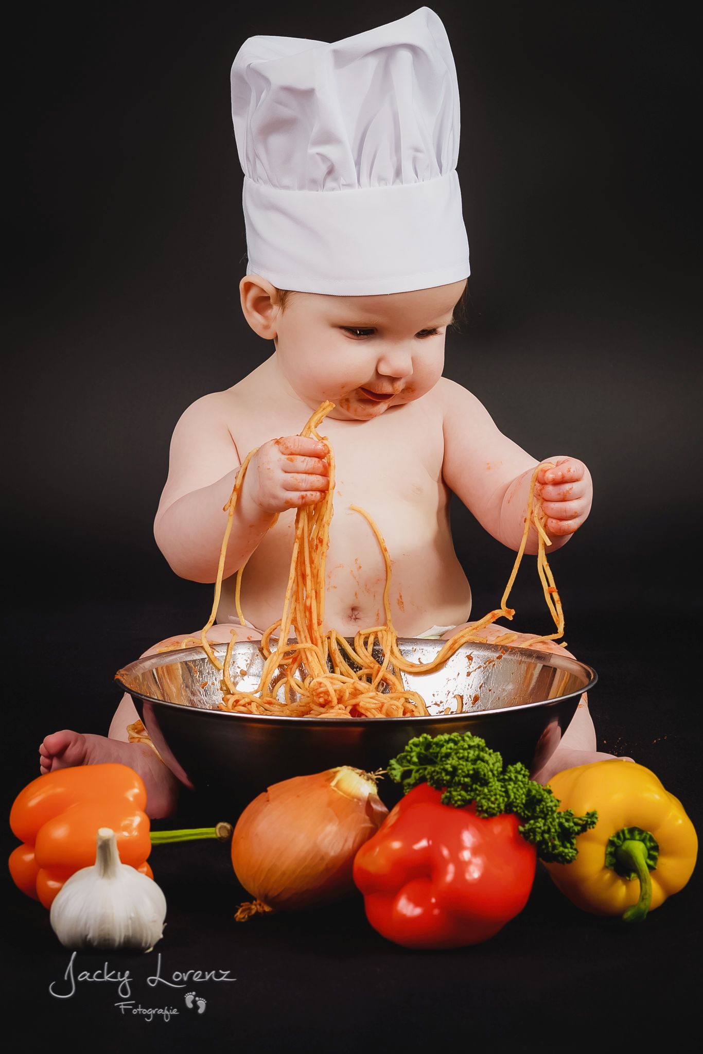 Baby mit Spaghetti, Babyshooting, Babyfotografie Jacky Lorenz Fotografie, Plaidt, Koblenz, Neuwied, Westerwald und Umgebung