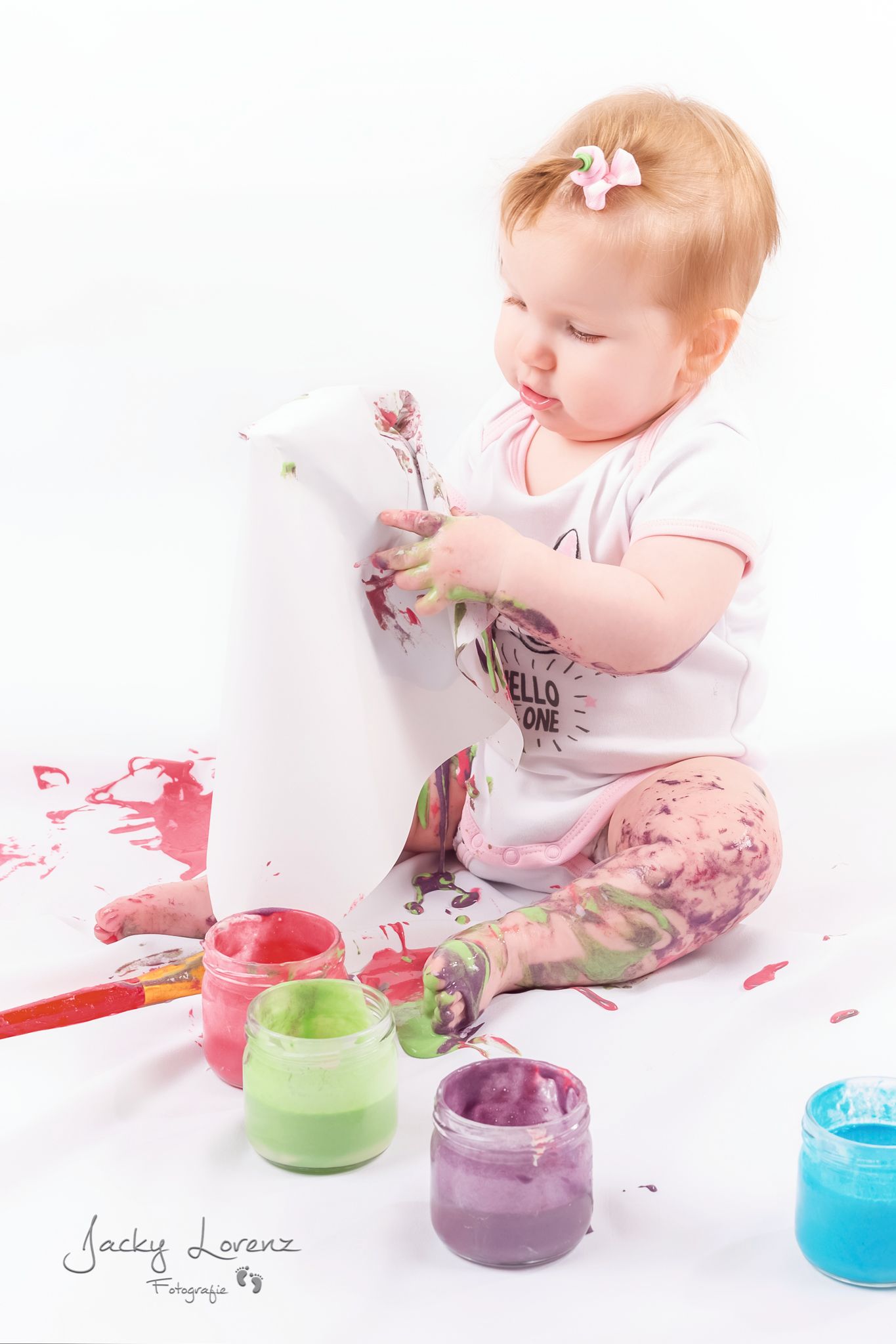Baby beim Malen mit Fingerfarbe, Joyful Chaos Shooting Jacky Lorenz Plaidt
