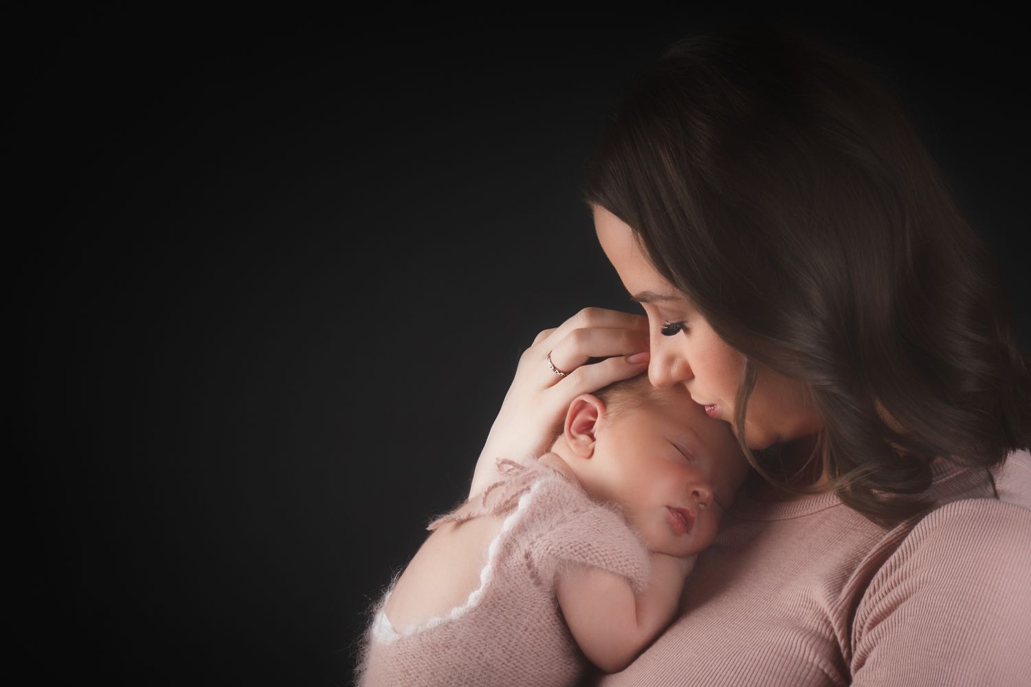 zärtliche, innige Momente zwischen Mutter und Neugeborenem, Newborn Shooting Jacky Lorenz Fotografie Plaidt, Koblenz und Umgebung