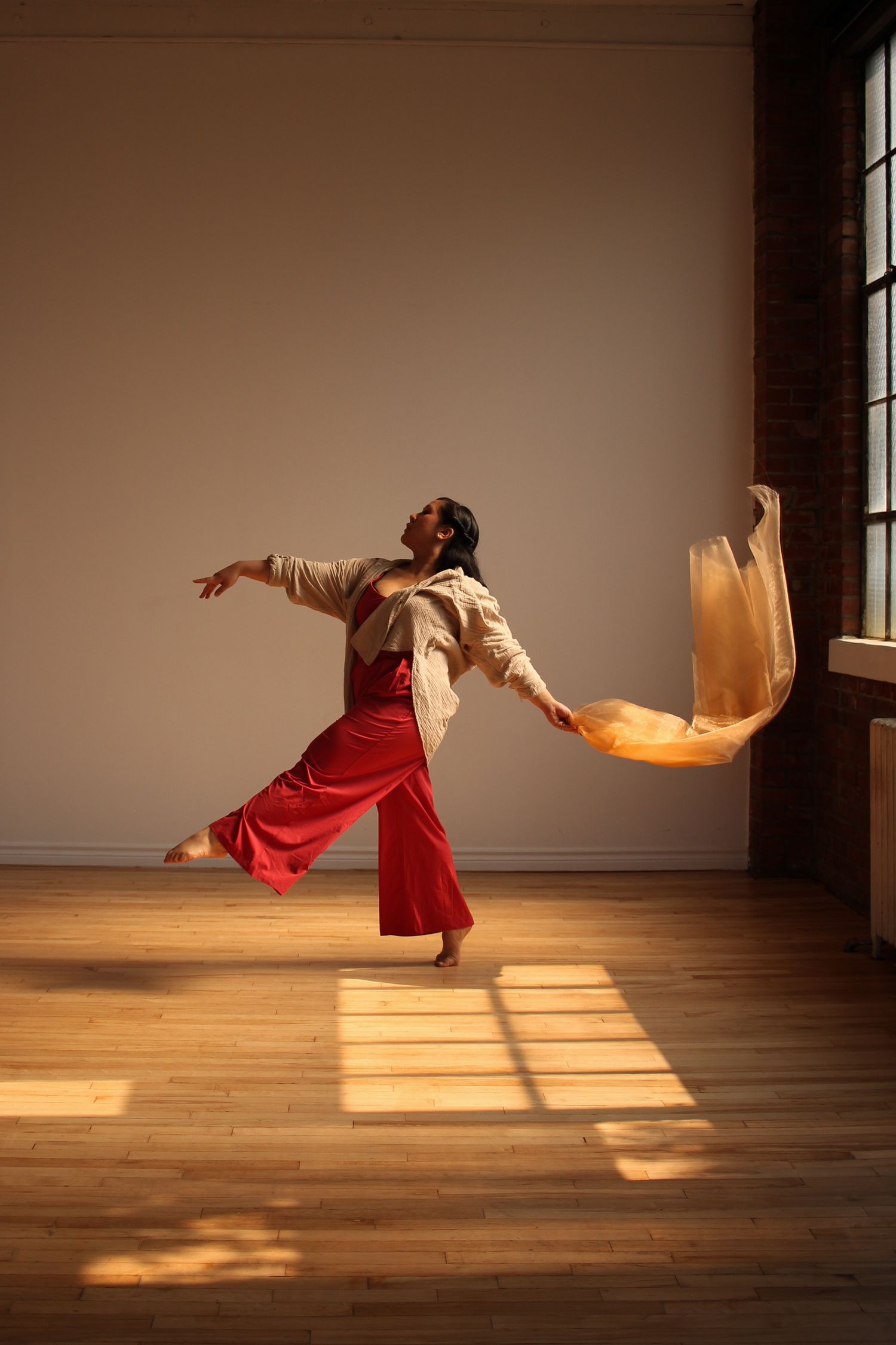 Dancer Teresa Nguyen
MING MVMT
Gaby Alfonso Photography
Natural light sunset portrait 
Dancer portrait in studio
Cocreate space 
Toronto