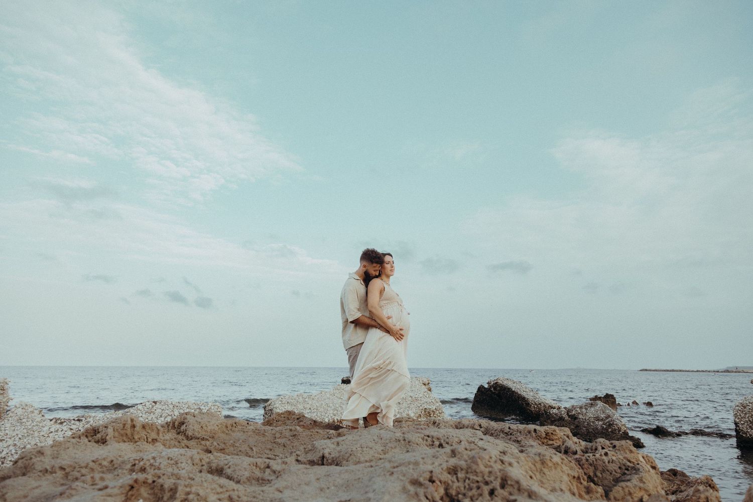 Maternity photography in Sicily with warm light, celebrating the beauty of motherhood