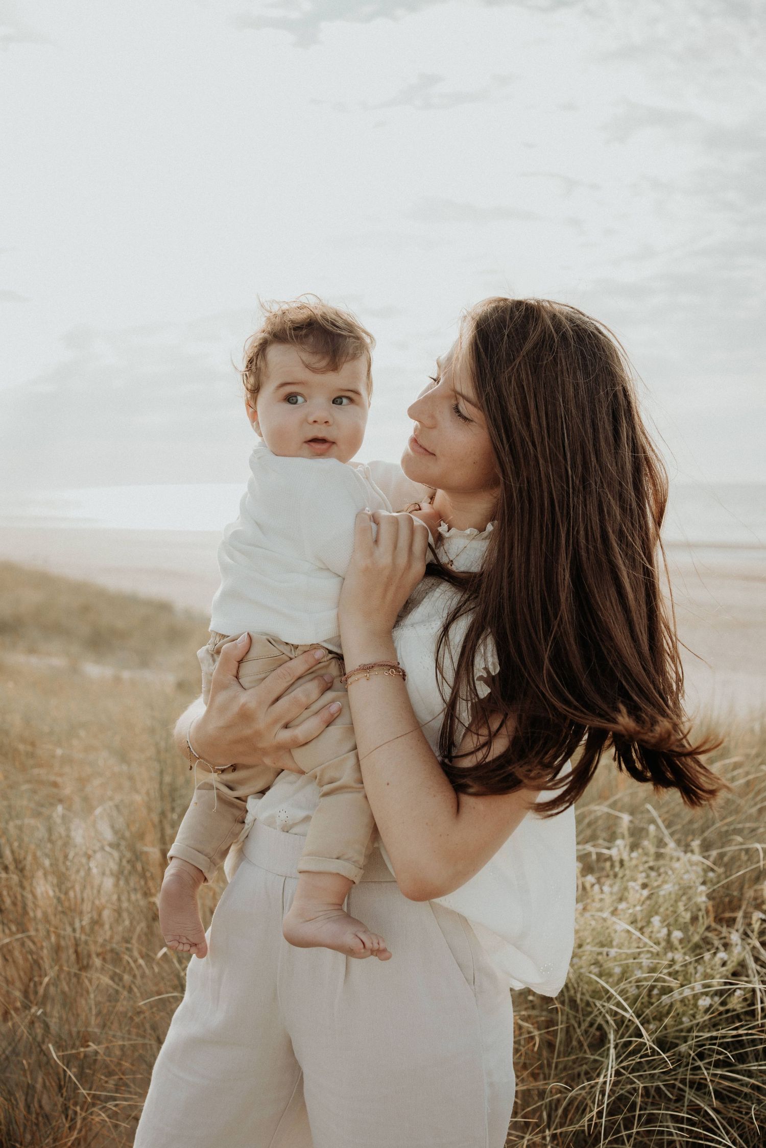 Spontane en liefdevolle familiefoto genomen tijdens een lifestyle familieshoot door Julie Dewulf Photography in België.