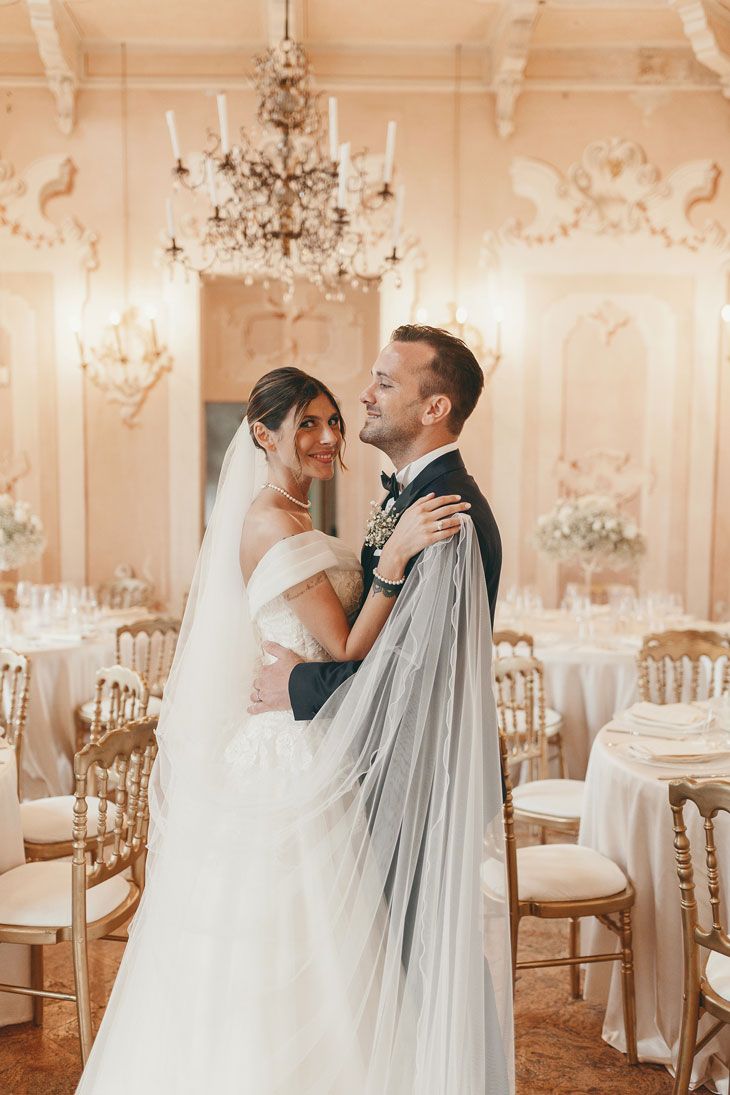 Ritratto degli sposi al Castello Durini, tra storia e romanticismo. Un’immagine senza tempo che racconta l’amore nel giorno del matrimonio
