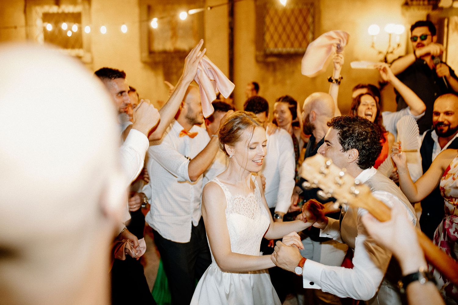 Sposi festeggiano con gli invitati a Villa Malliana