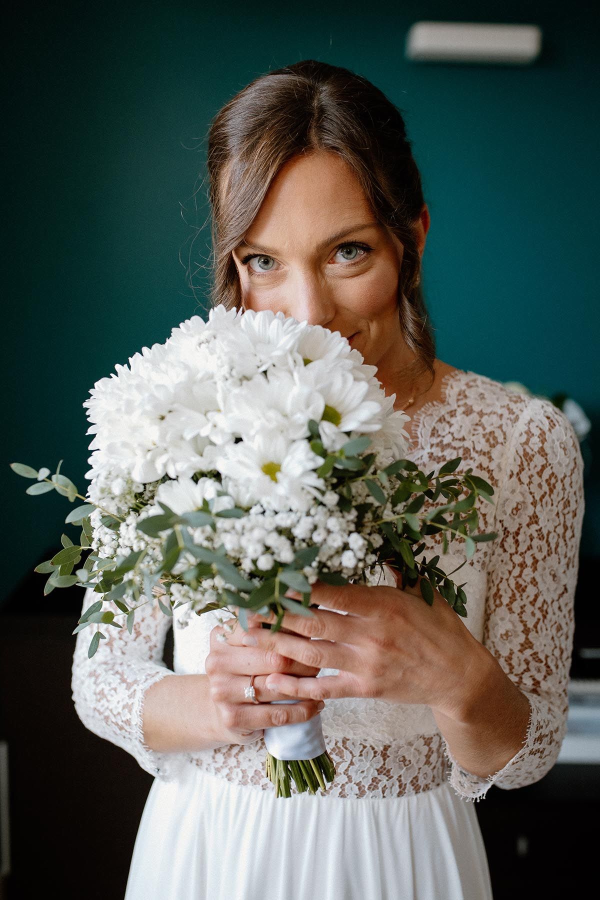 Ritratto della sposa durante i preparativi a casa
