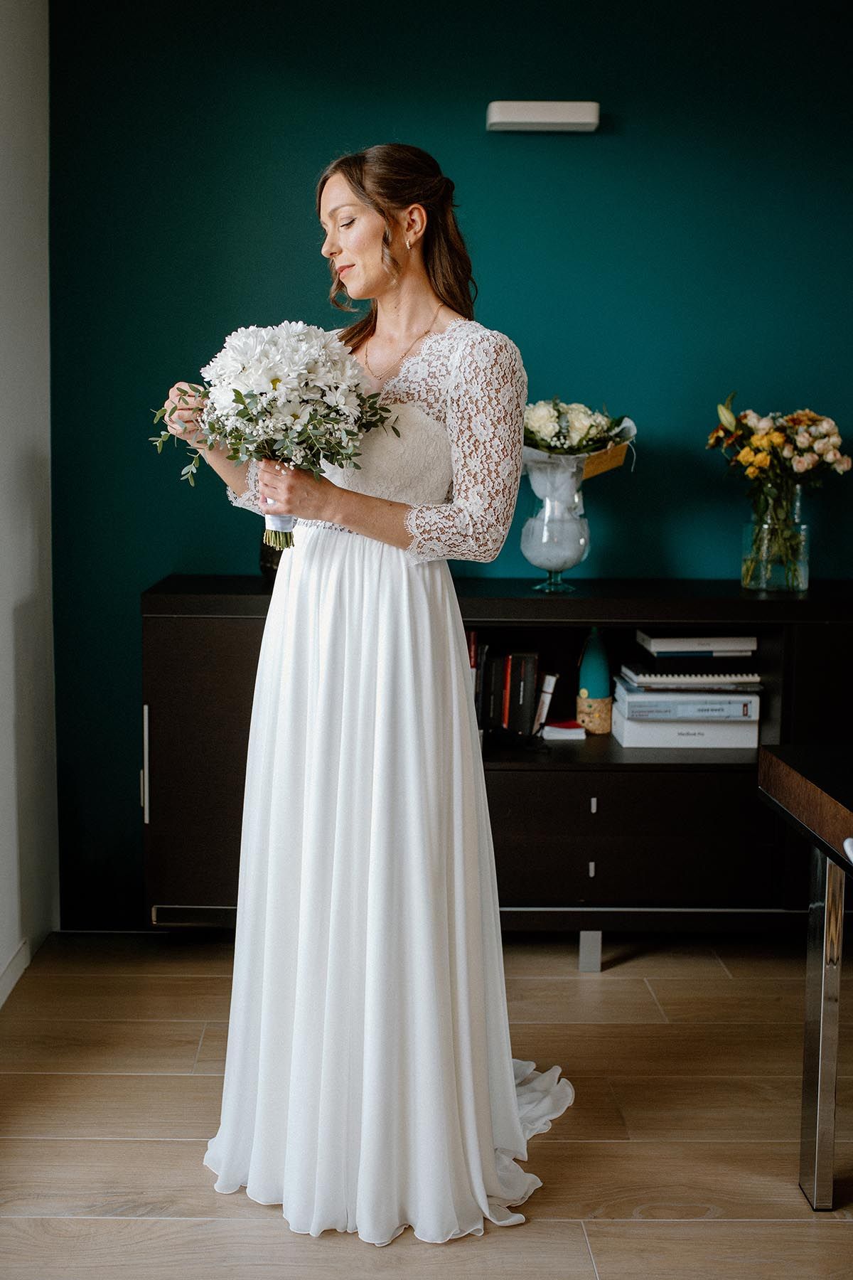 Ritratto della sposa durante i preparativi a casa