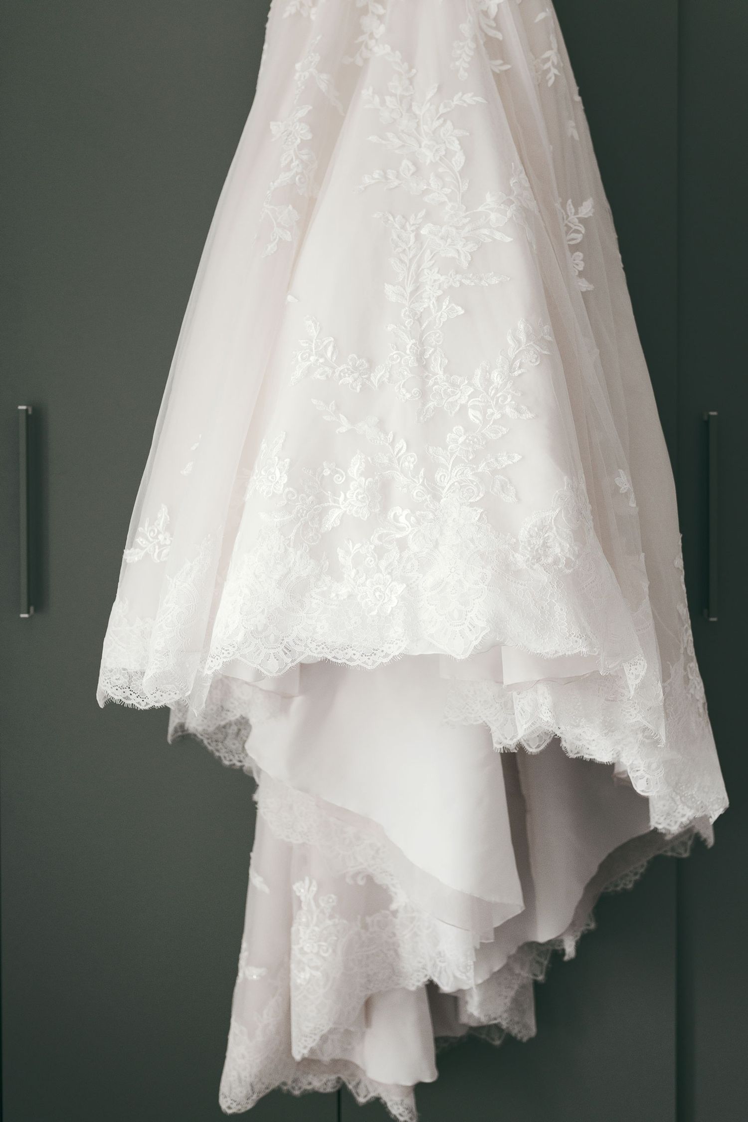 Preparativi e dettagli della sposa: ogni particolare curato con eleganza, che rende unica e speciale l'attesa del grande giorno.