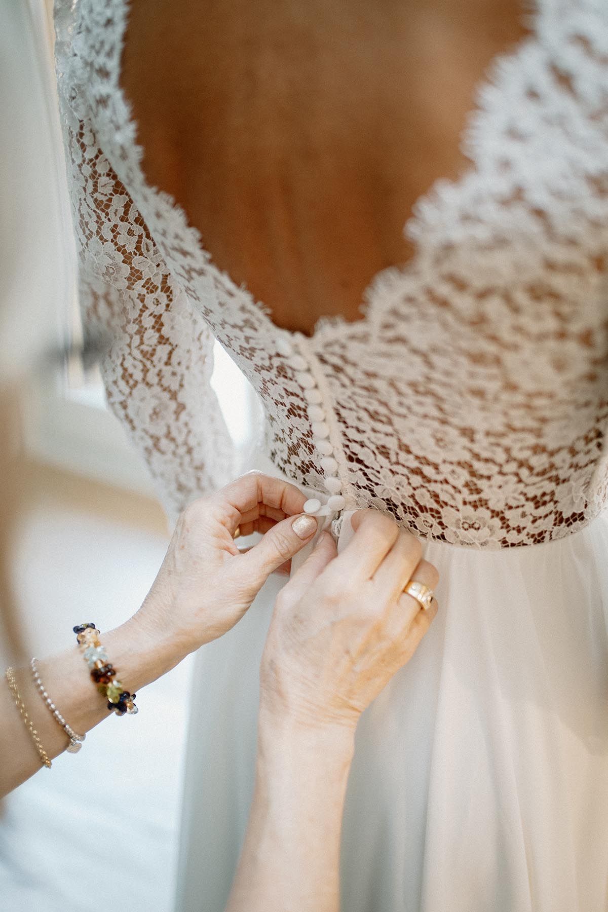 Preparativi della sposa prima del matrimonio a Monza