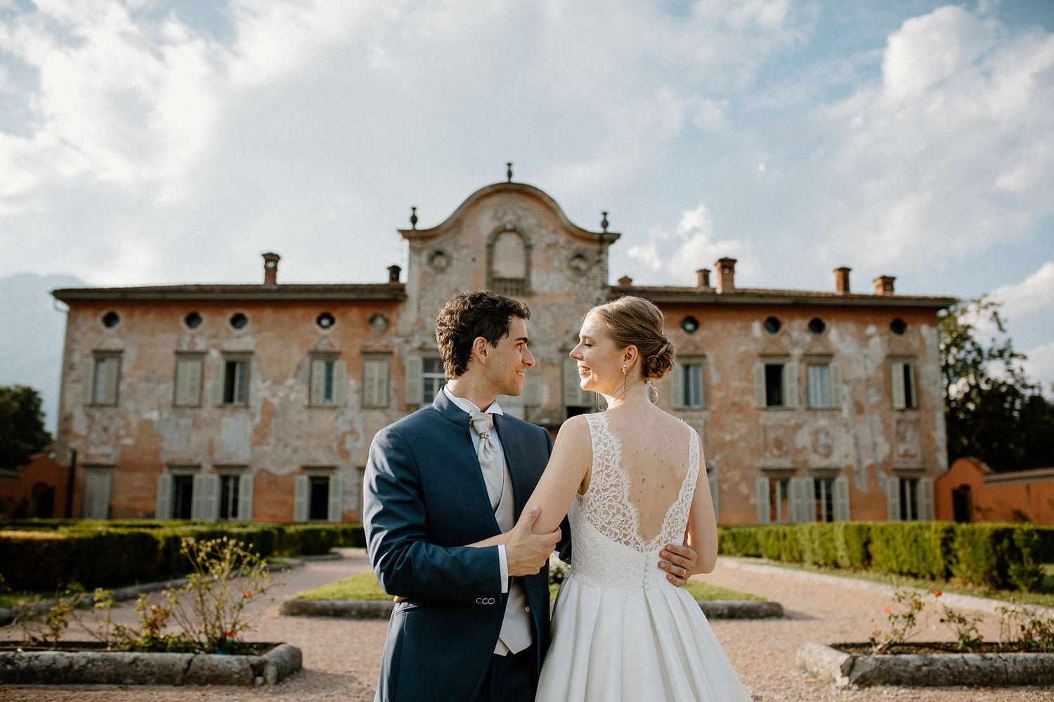 Ritratto degli sposi nei giardini di Villa Malliana