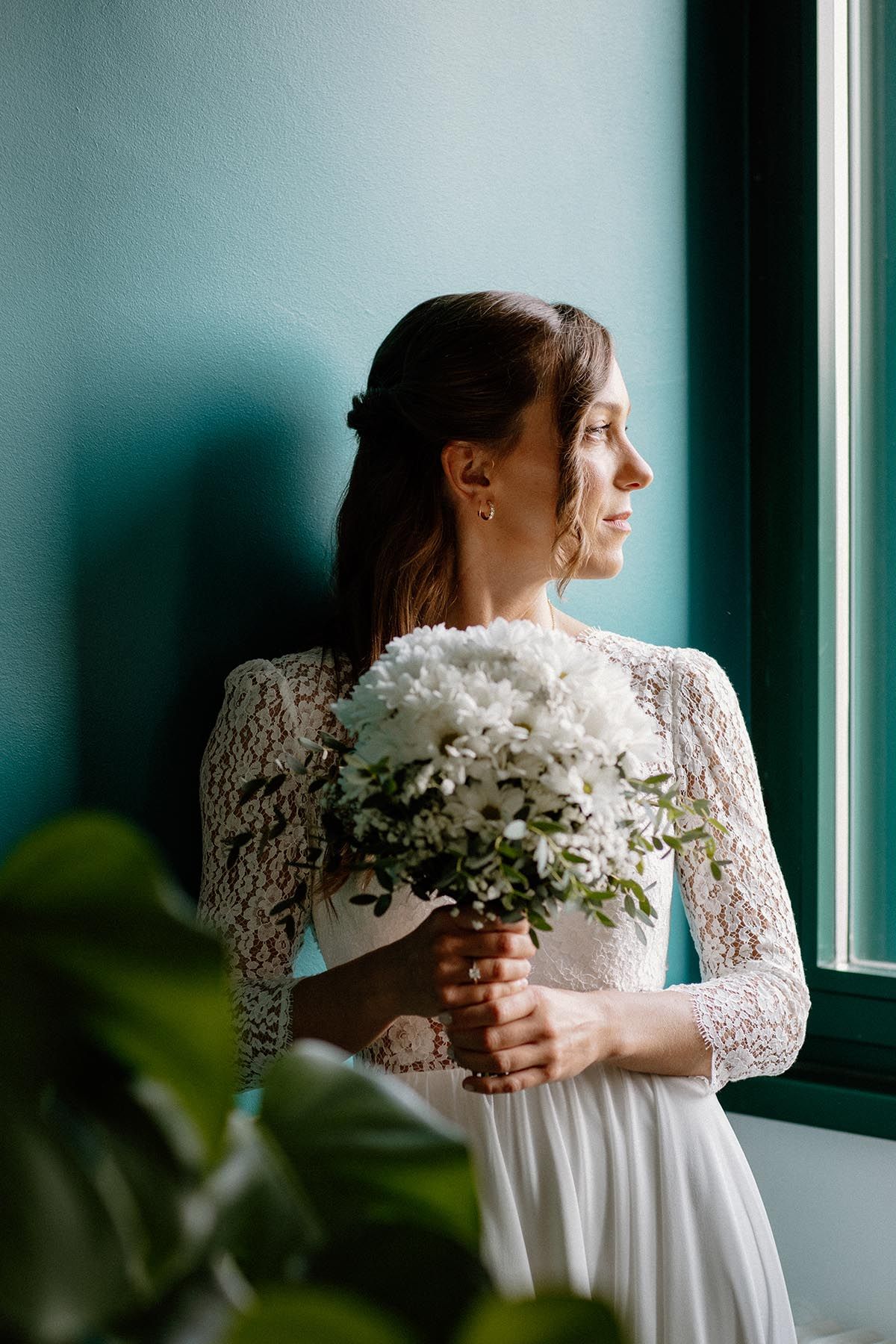 Ritratto della sposa durante i preparativi a casa