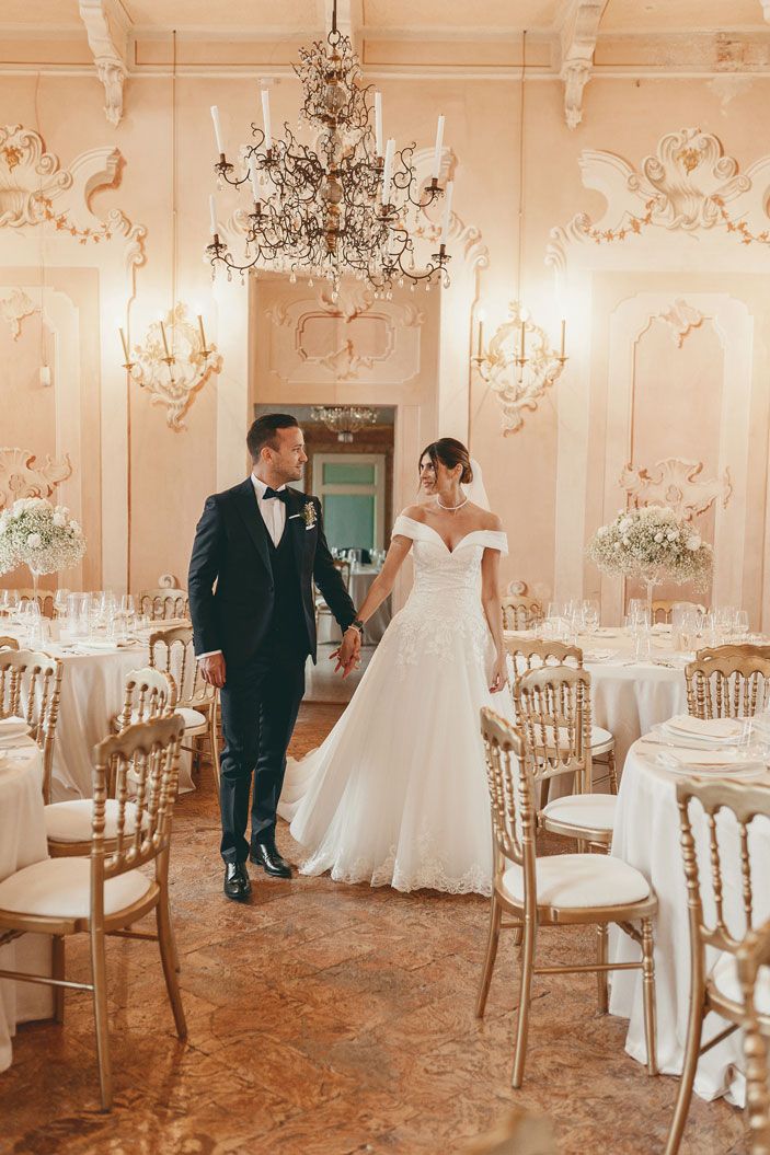 Ritratto degli sposi al Castello Durini, tra storia e romanticismo. Un’immagine senza tempo che racconta l’amore nel giorno del matrimonio