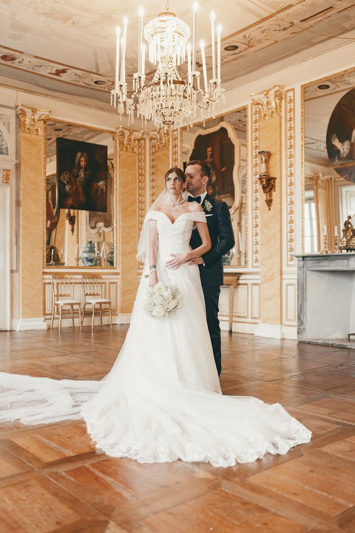Ritratto degli sposi al Castello Durini, tra storia e romanticismo. Un’immagine senza tempo che racconta l’amore nel giorno del matrimonio