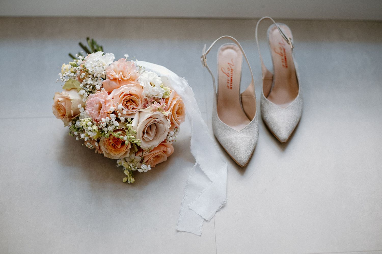 Dettaglio dell’abito da sposa a Villa Malliana