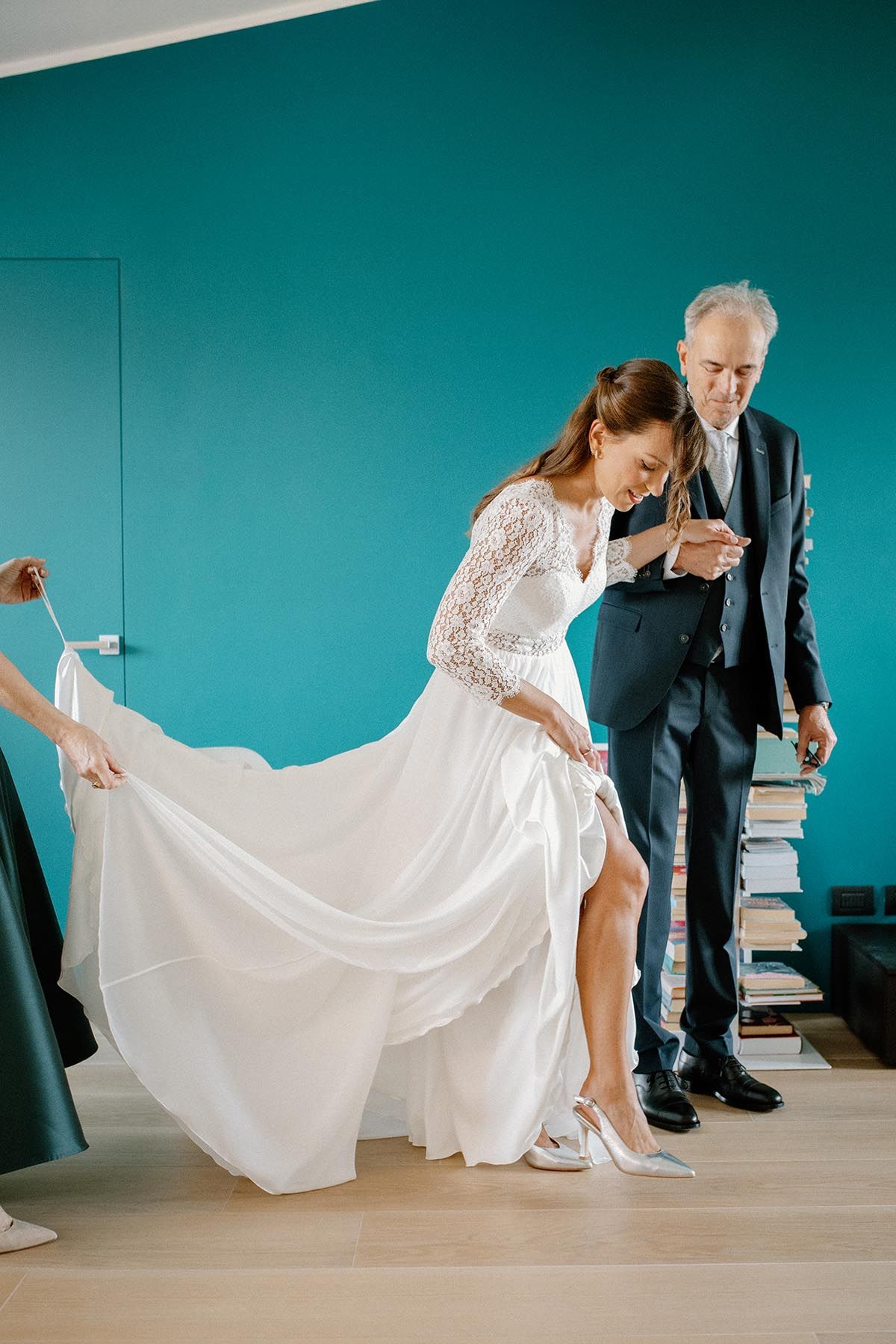 Ritratto della sposa durante i preparativi a casa
