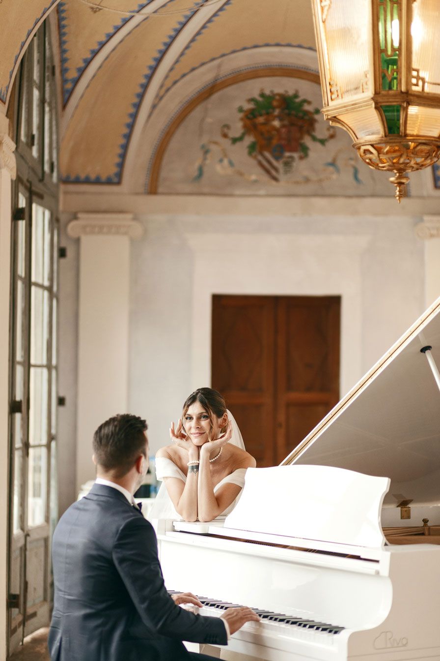 Ritratto degli sposi al Castello Durini, tra storia e romanticismo. Un’immagine senza tempo che racconta l’amore nel giorno del matrimonio