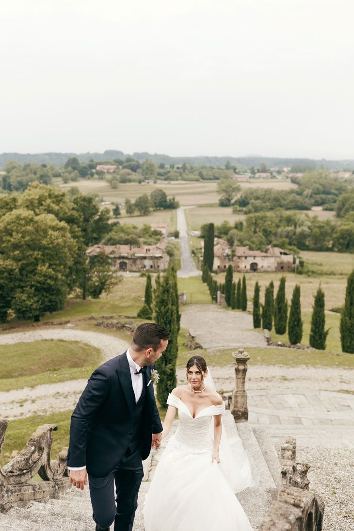 Ritratto degli sposi al Castello Durini, tra storia e romanticismo. Un’immagine senza tempo che racconta l’amore nel giorno del matrimonio