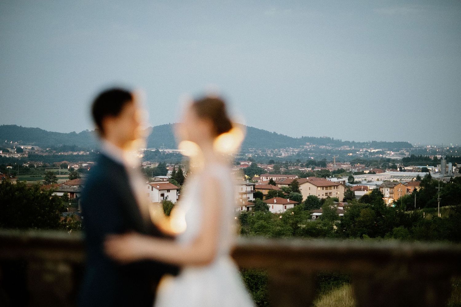 Ritratto degli sposi nei giardini di Villa Malliana