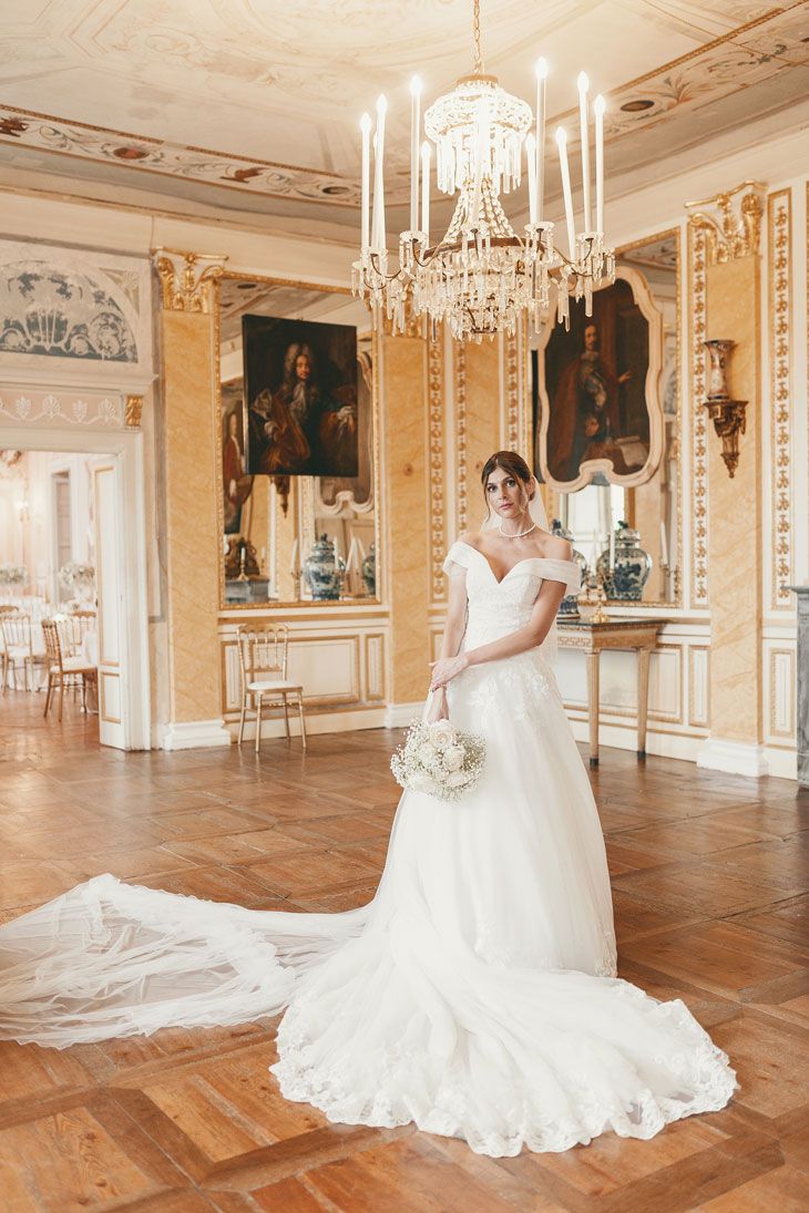 Ritratto degli sposi al Castello Durini, tra storia e romanticismo. Un’immagine senza tempo che racconta l’amore nel giorno del matrimonio