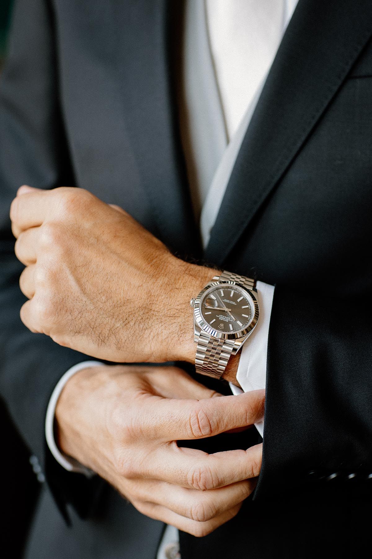 Preparativi dello sposo prima del matrimonio a Monza