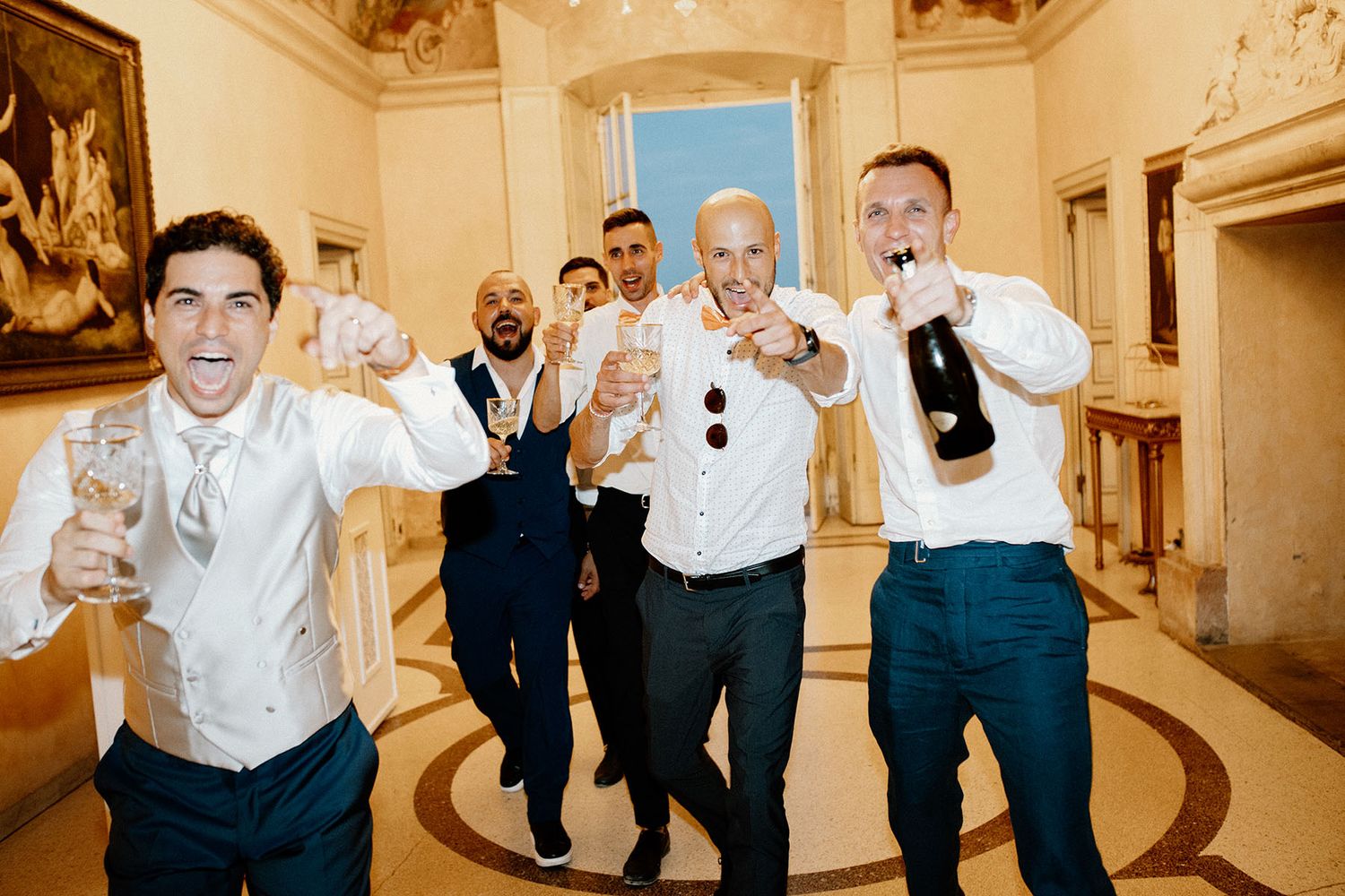 Sposi festeggiano con gli invitati a Villa Malliana