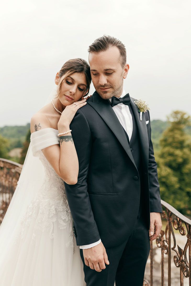 Ritratto degli sposi al Castello Durini, tra storia e romanticismo. Un’immagine senza tempo che racconta l’amore nel giorno del matrimonio